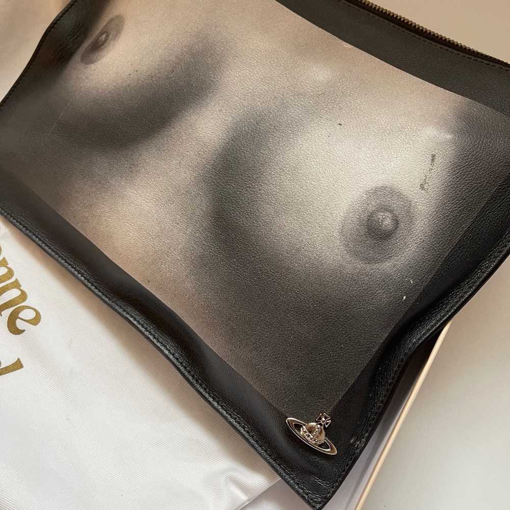 SOLD!!! VIVIENNE WESTWOOD ICONIC TI TS PRINTED BLACK LEATHER CLUTCH NWT SS16 - Picture 2 of 15